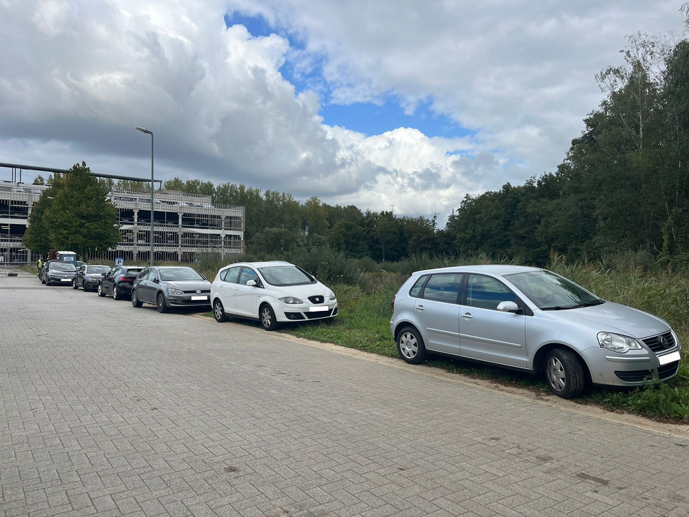 Moeizaam parkeren op de campus in Diepenbeek