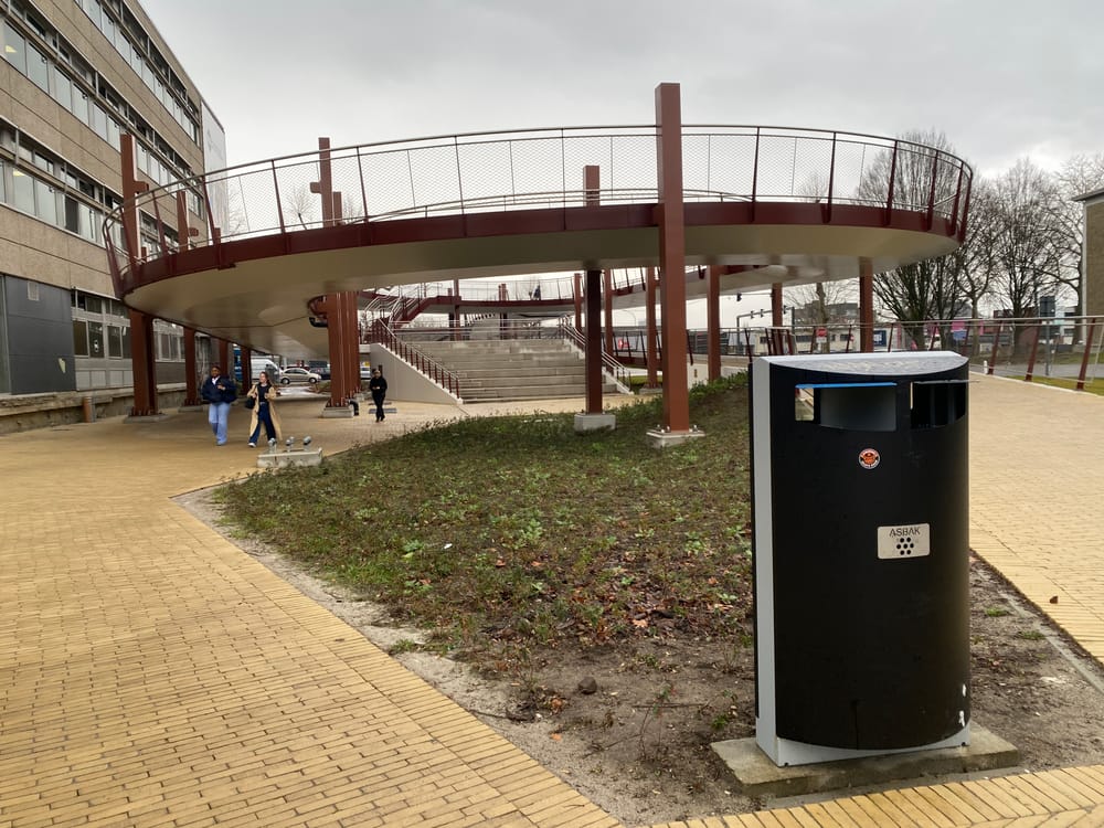 Wie houdt de Campusbrug proper? Opruimers gespot