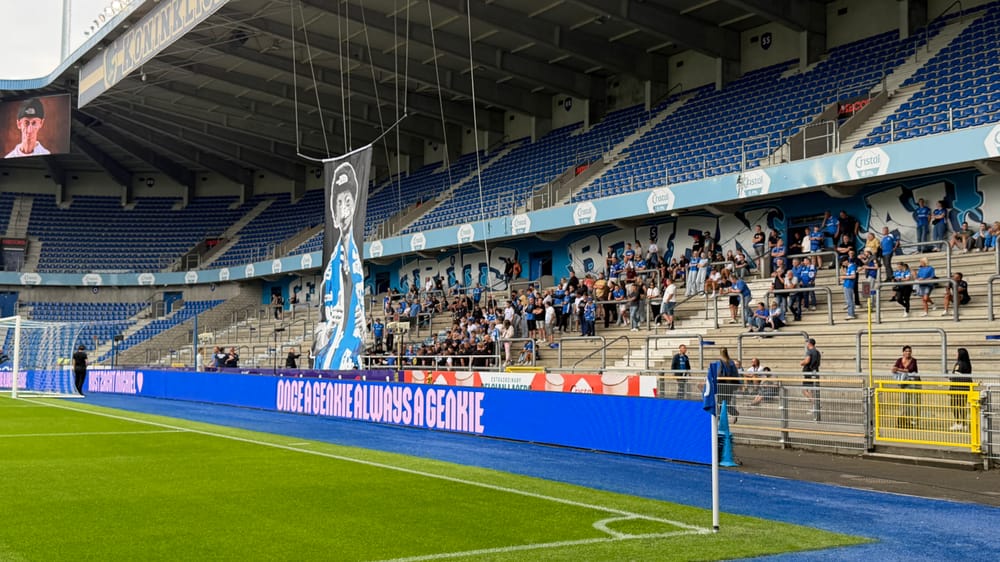 Duizenden Genkies komen samen voor het afscheid van influencer Michiel Vandeweert in stadion van KRC Genk